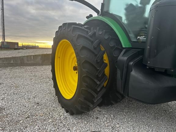 Image of John Deere 8235R equipment image 3