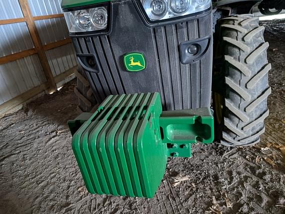 Image of John Deere 8235R equipment image 2