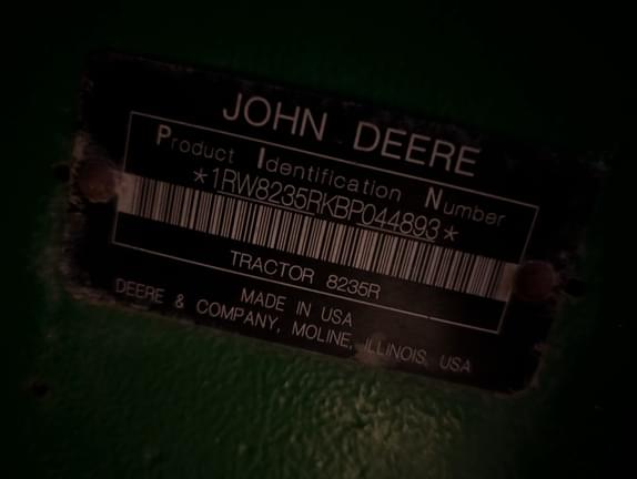Image of John Deere 8235R equipment image 4