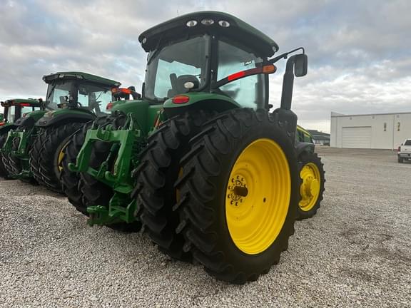 Image of John Deere 8235R equipment image 2