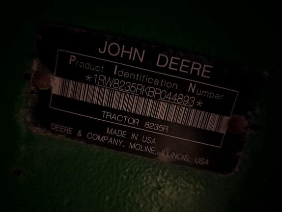 Image of John Deere 8235R equipment image 4