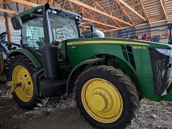 Image of John Deere 8235R equipment image 1