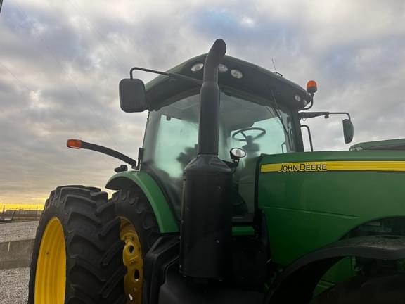 Image of John Deere 8235R equipment image 4