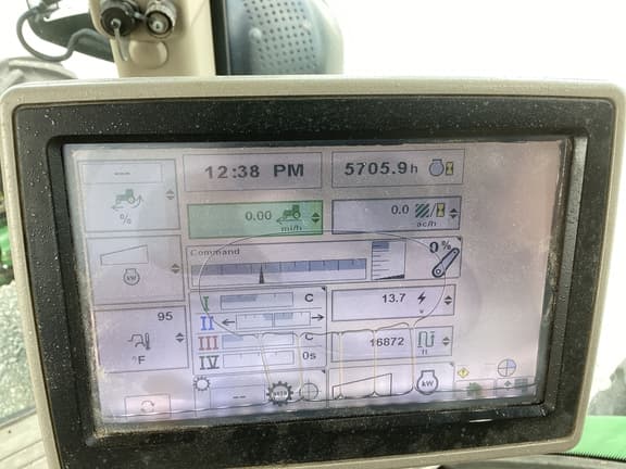 Image of John Deere 8235R equipment image 3