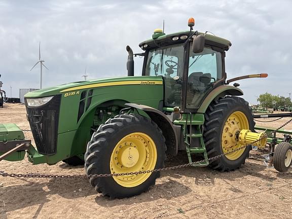Image of John Deere 8235R equipment image 2