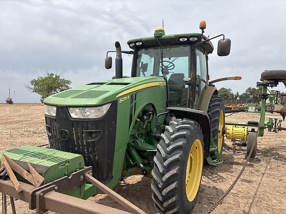 Image of John Deere 8235R equipment image 3