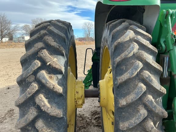 Image of John Deere 8235R equipment image 4