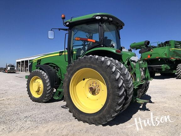 Image of John Deere 8235R equipment image 4