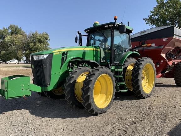 Image of John Deere 8235R equipment image 2