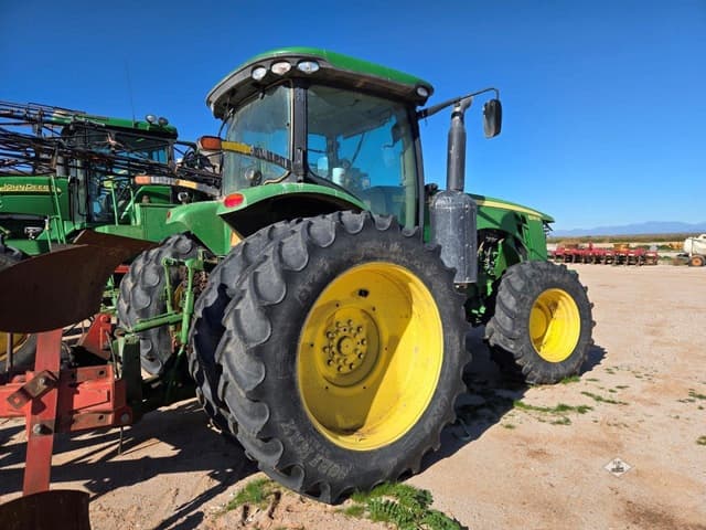 Image of John Deere 8235R equipment image 4