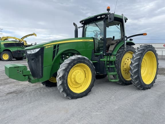 Image of John Deere 8235R equipment image 4