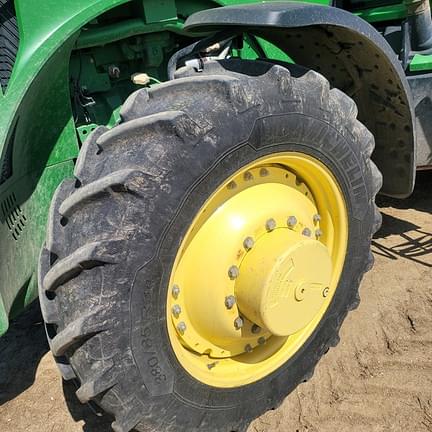 Image of John Deere 8235R equipment image 4