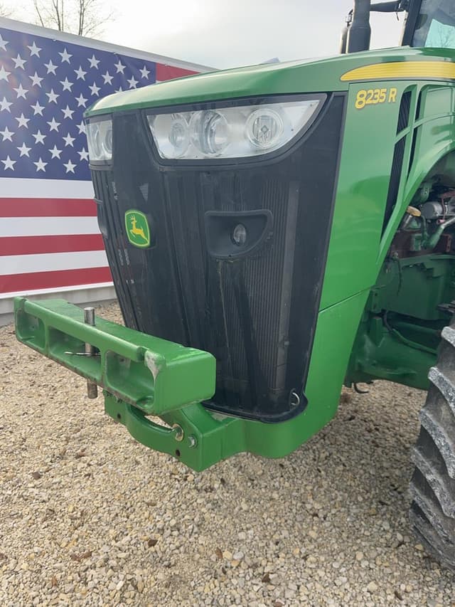 Image of John Deere 8235R equipment image 3