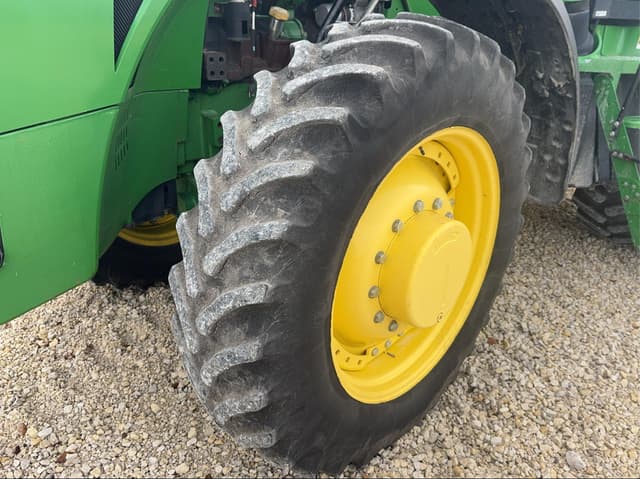 Image of John Deere 8235R equipment image 2