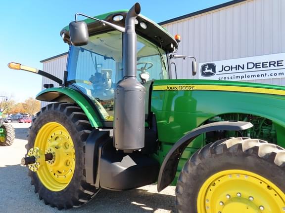Image of John Deere 8235R equipment image 4