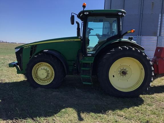 Image of John Deere 8235R equipment image 3