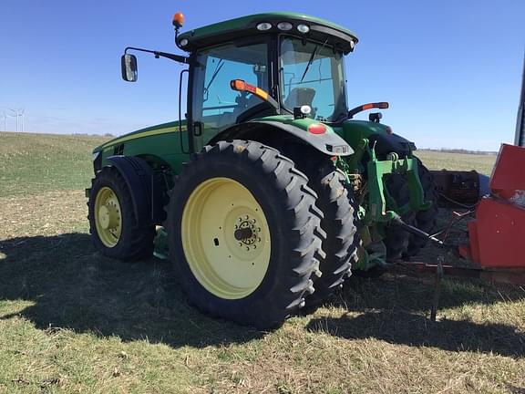 Image of John Deere 8235R equipment image 3