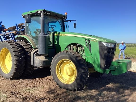 Image of John Deere 8235R equipment image 4