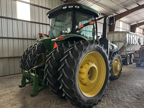 Image of John Deere 8260R equipment image 2