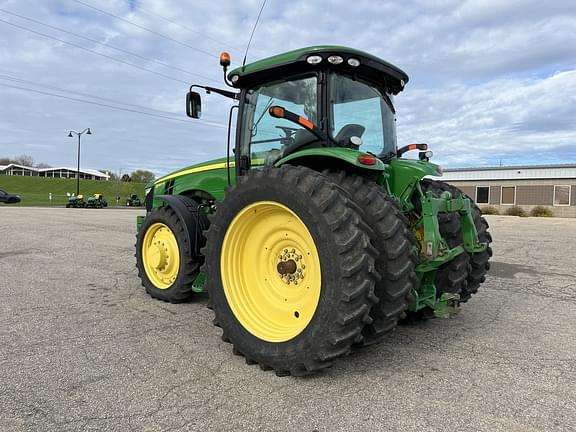Image of John Deere 8260R equipment image 2