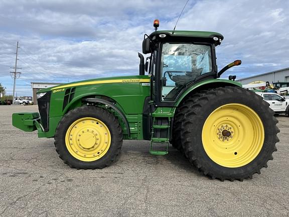 Image of John Deere 8260R equipment image 1