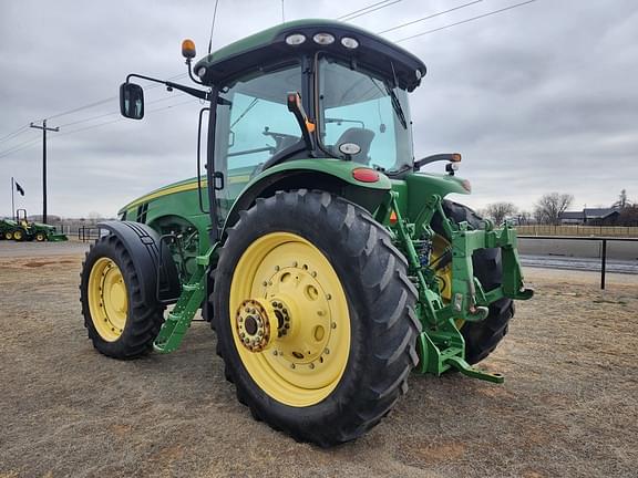 Image of John Deere 8260R equipment image 2