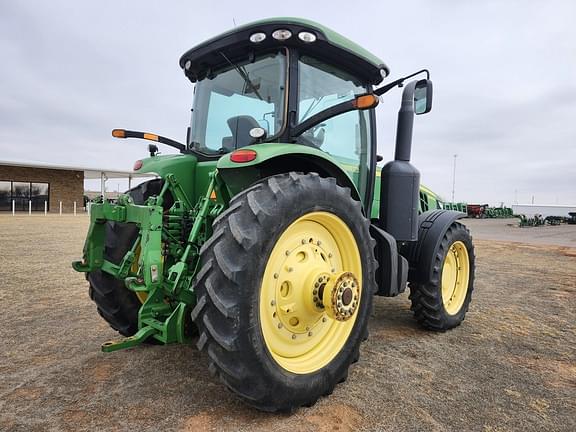 Image of John Deere 8260R equipment image 4