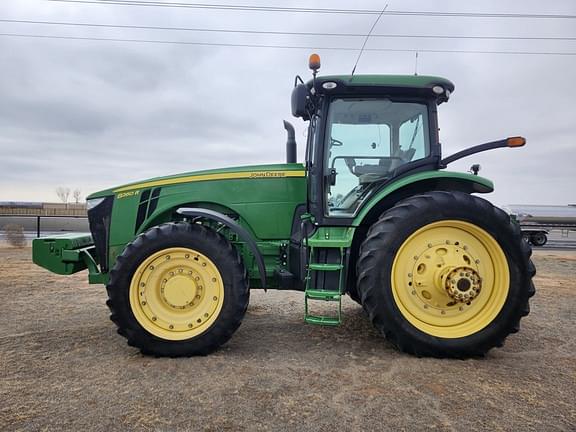 Image of John Deere 8260R equipment image 1