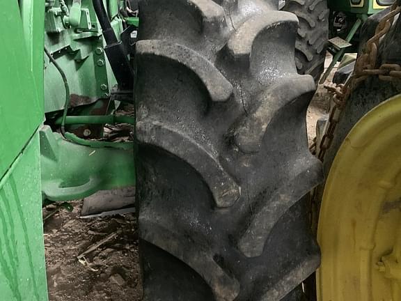 Image of John Deere 8260R equipment image 1