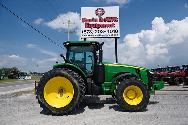 Image of John Deere 8260R equipment image 1