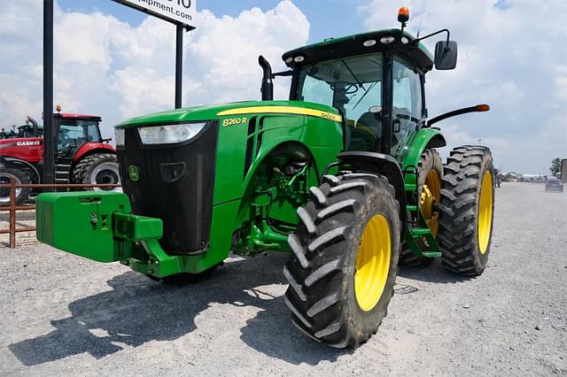 Image of John Deere 8260R equipment image 2