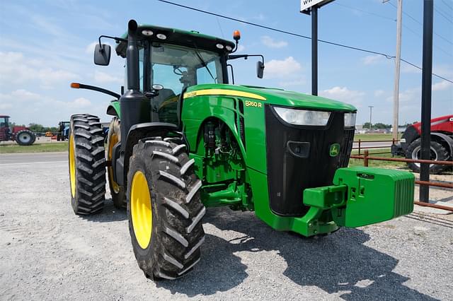 Image of John Deere 8260R equipment image 3