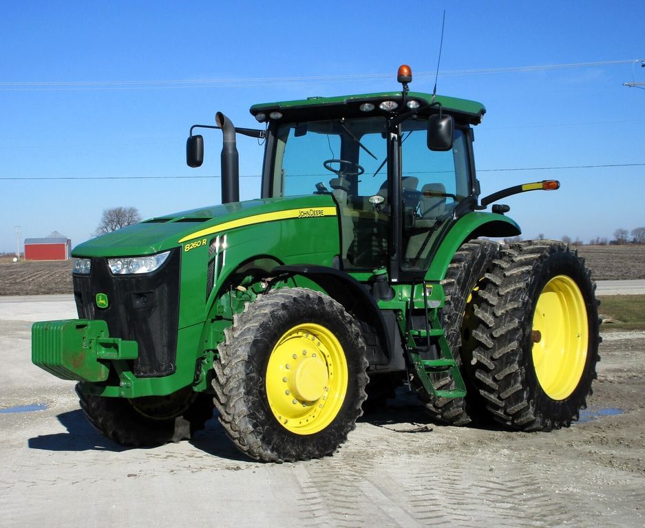 Main image John Deere 8260R