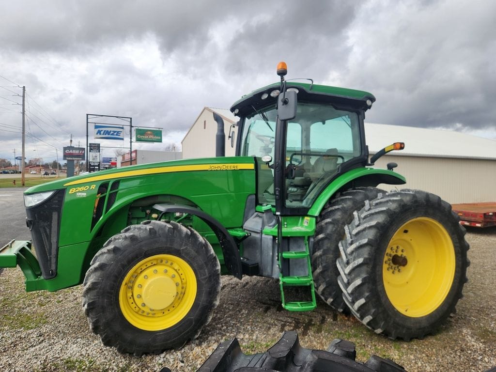 2011 John Deere 8260R Equipment Image0