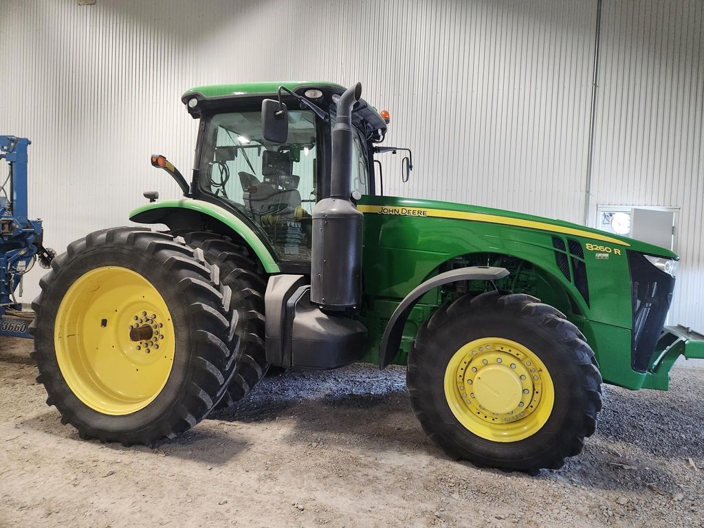 2011 John Deere 8260R Equipment Image0