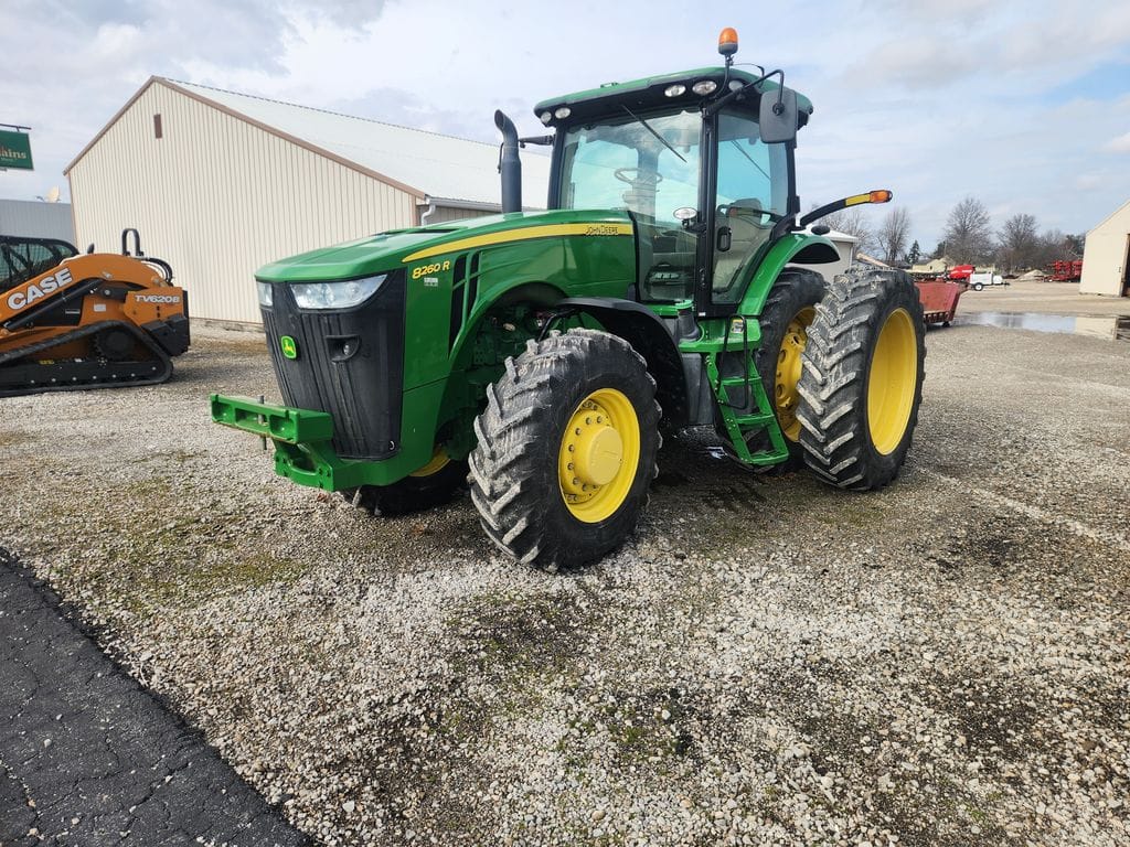 2011 John Deere 8260R Equipment Image0