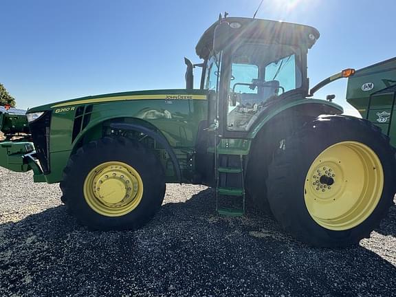 Image of John Deere 8260R equipment image 2