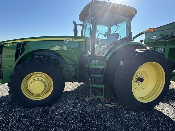 Image of John Deere 8260R equipment image 3