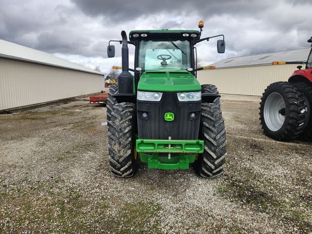 Image of John Deere 8260R equipment image 1