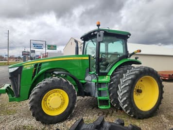 Main image John Deere 8260R