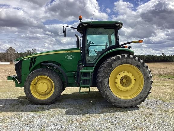 Image of John Deere 8260R equipment image 1