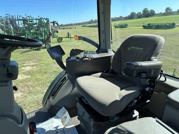 Image of John Deere 8260R equipment image 2