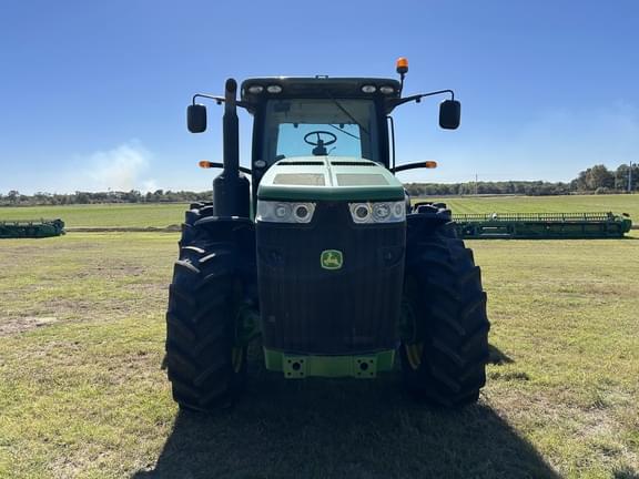 Image of John Deere 8260R equipment image 1