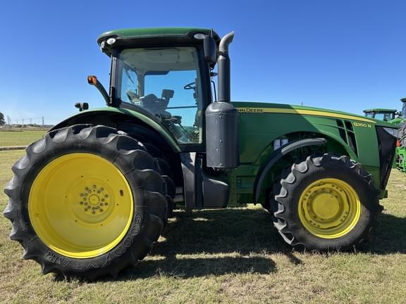 Image of John Deere 8260R equipment image 2