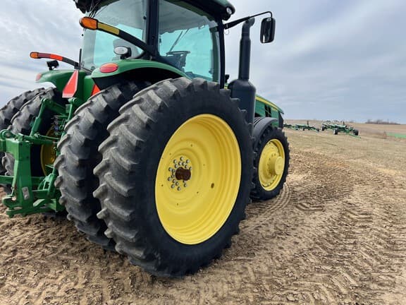 Image of John Deere 8260R equipment image 4