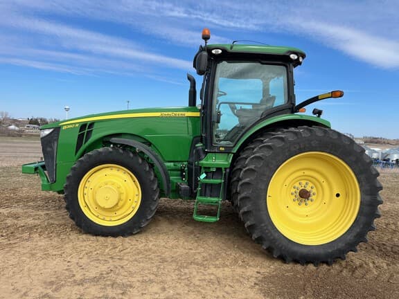 Image of John Deere 8260R equipment image 1