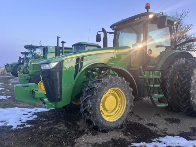 Image of John Deere 8260R equipment image 1