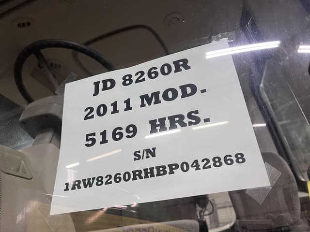 Image of John Deere 8260R equipment image 3
