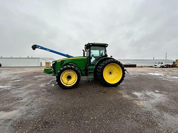 Image of John Deere 8260R equipment image 1