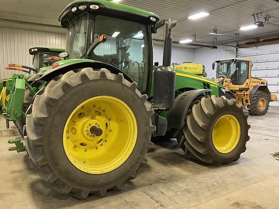 Image of John Deere 8260R equipment image 3